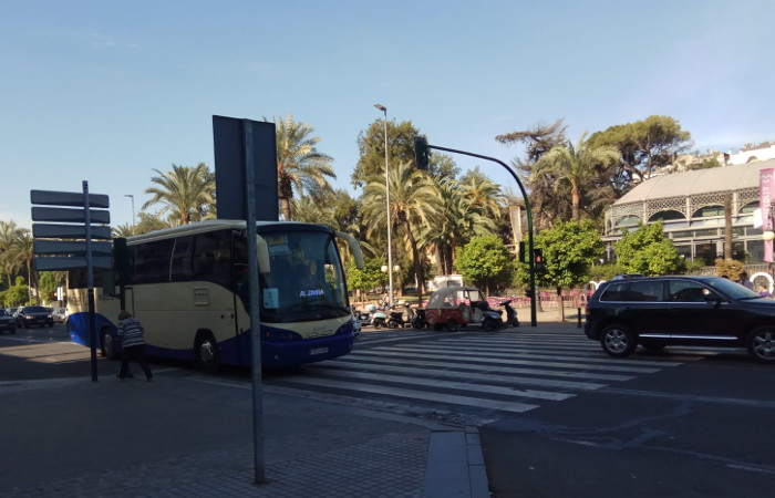 Bus que te lleva desde Córdoba a Medina Azahara con el Mercado de la Victoria justo enfrente (Córdoba, España)