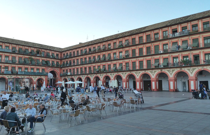 Corredera en Córdoba con sus terrazas donde tomar algo (España)