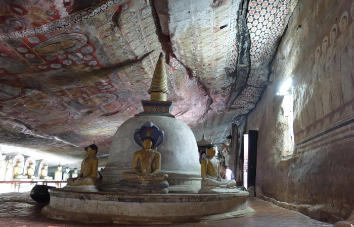 Interior de las cuevas de Dambulla