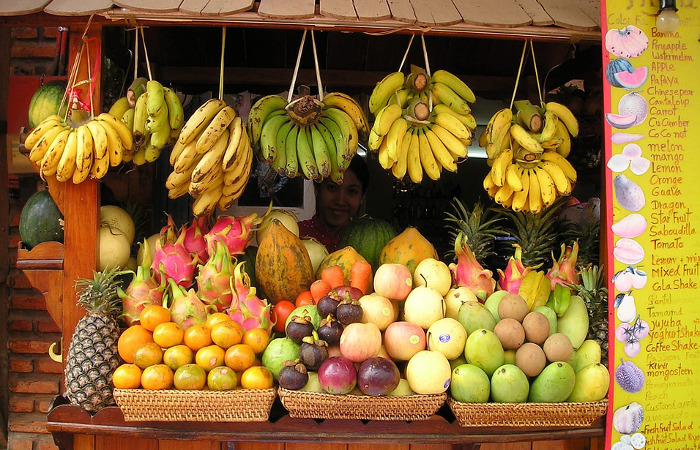 Tienda de fruta tropical en el Sudeste Asiático