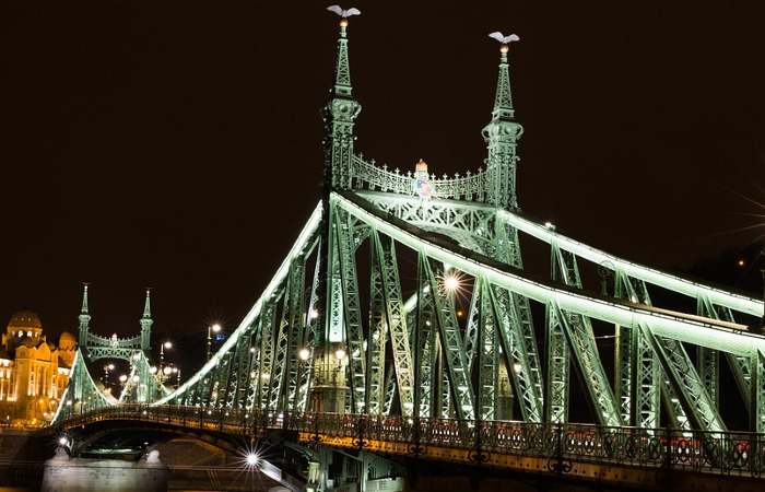 Puente Libertad con la iluminación nocturna