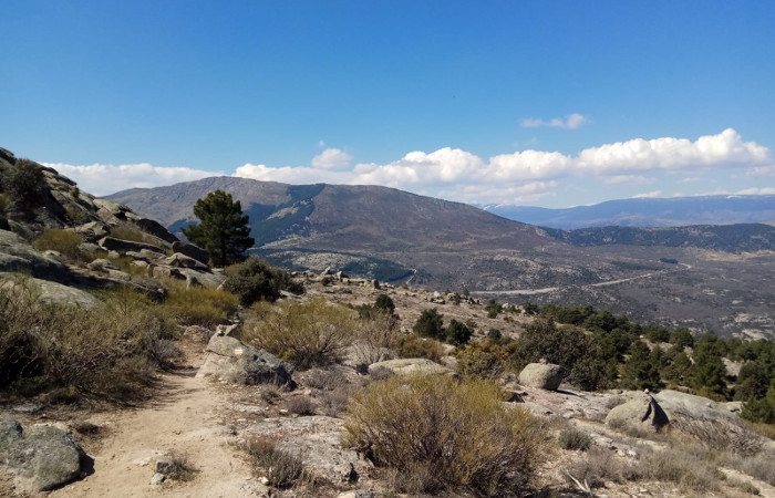 El sendero se vuelve más llano y ya no hay construcciones en el paisaje (Pico de la Miel y Cancho Gordo, Madrid)