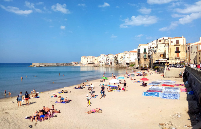 La playa de Cefalú (Sicilia)