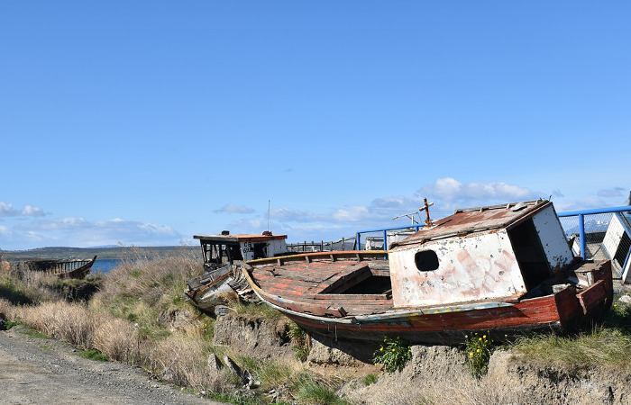Cementerio de barcos en Puerto Natales (Chile)