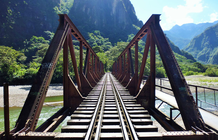 Puente en las vías del tren desde la central hidroeléctrica hasta Aguas Calientes (Perú)