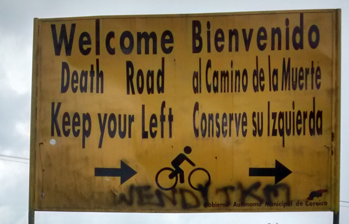 Cartel en la Carretera de la Muerte para ir por la izquierda
