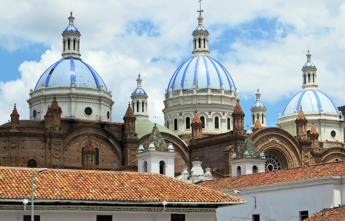 La Catedral de Cuenca con sus cúpulas azules (Ecuador)