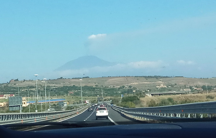 Autostrada siciliana con el Etna de fondo