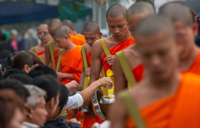 Monjes budistas es la imagen habitual de Laos