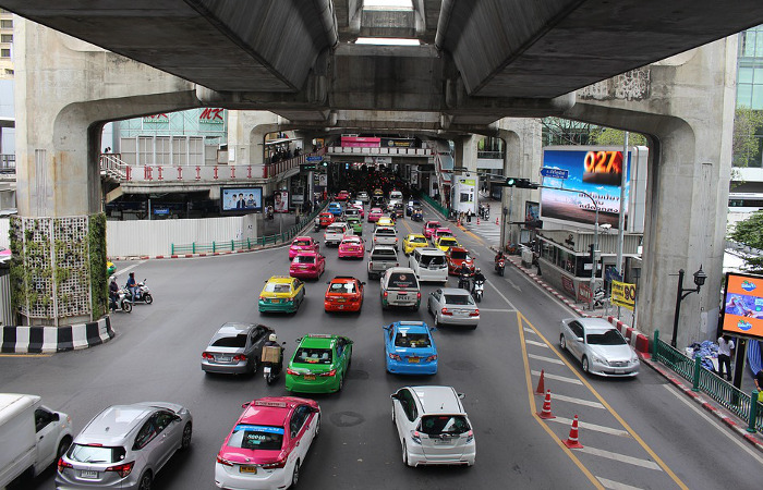Una calle de Bangkok llena de taxis (Tailandia)