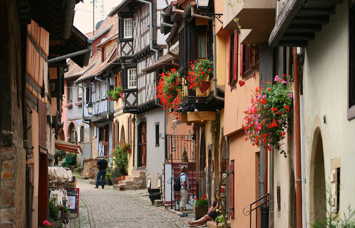 Calles empedradas de Eguisheim (Alsacia, Francia)