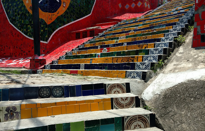 La famosa escalera de Selarón en el barrio de Lapa (Rio, Brasil)