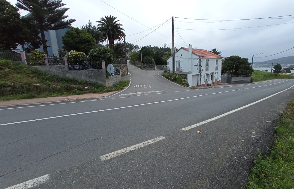 Cruce de la carretera  en etapa 3 (Camino de Los Faros, Galicia)