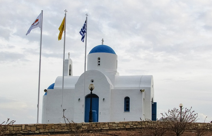 Banderas en una iglesia ortodoxa de Chipre