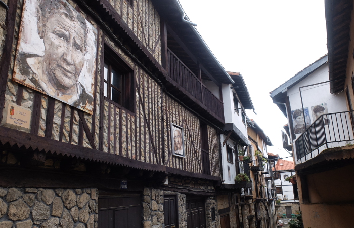 Los retratos de antiguos habitantes decoran las fachadas de Mogarraz (Salamanca)