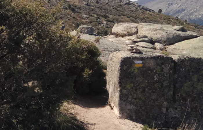 Marcas del PR en la senda del Pico de la Miel y Cancho Gordo (Madrid)