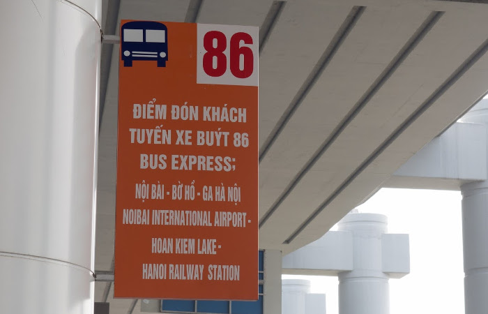 Letrero de la parada del bus del aeropuerto a Hanoi, Vietnam