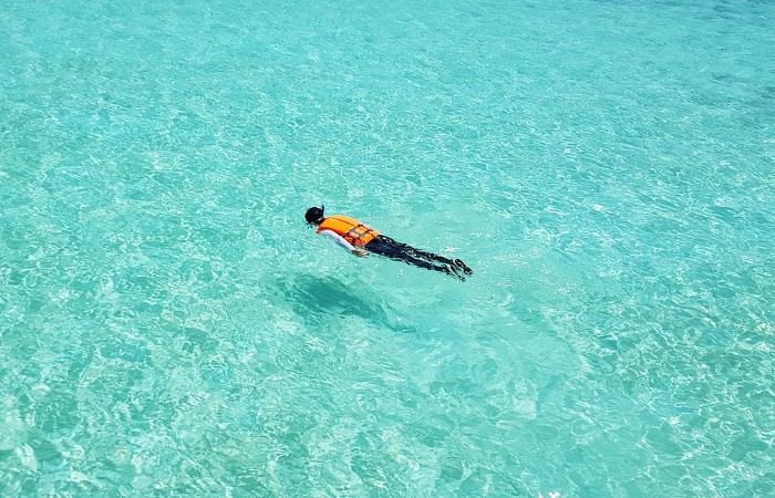 Snorkel en las aguas de Maldivas