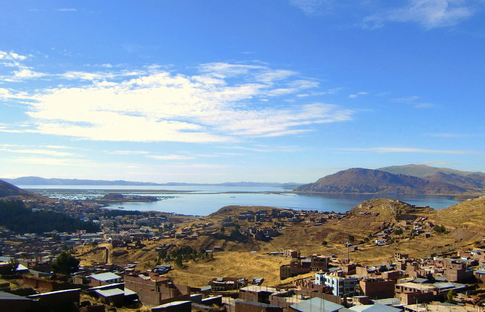 Puno con el lago Titicaca de fondo (Perú)