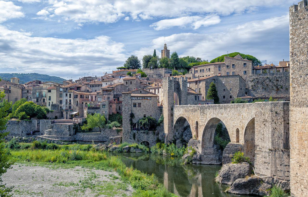 Puente y pueblo de Besalú (Garrotxa, Girona)