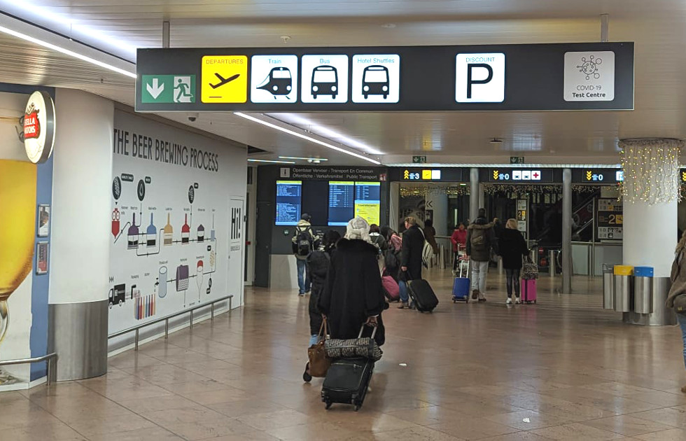 Indicaciones de la estación tren en aeropuerto Bruselas (Zaventem)