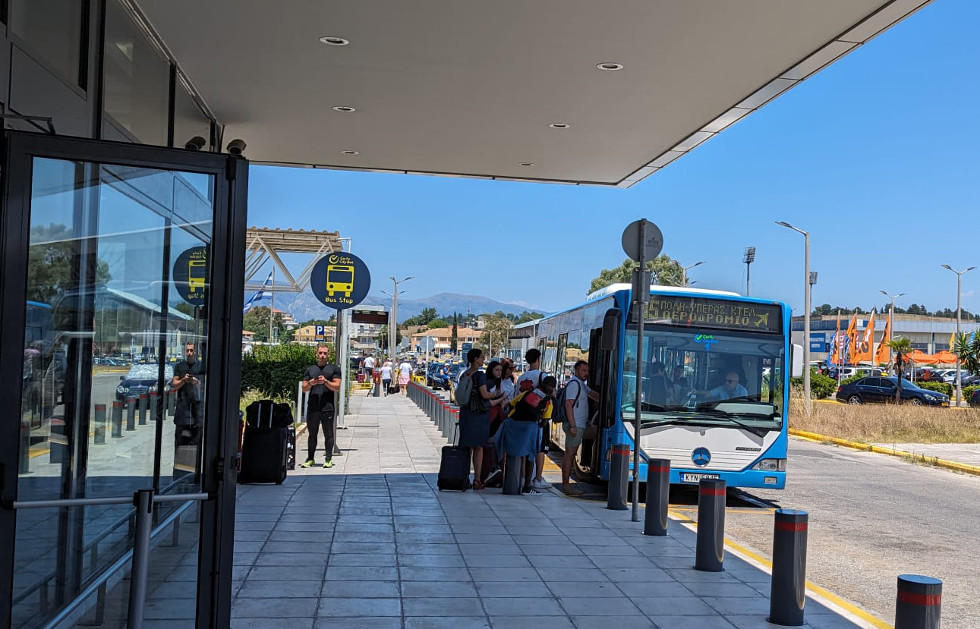 Parada Bus 15 Azul en el Aeropuerto Corfu al centro