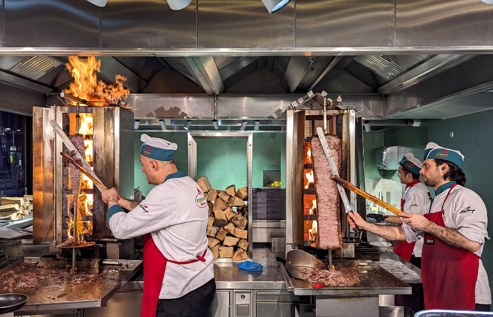 Cortando Kebab en Ferhat Döner en Viena
