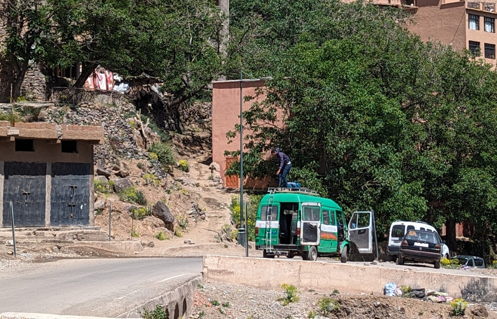 Parada de bus en Imlil para ir a Marrakech