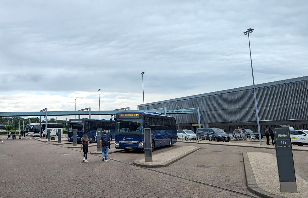 Máquina de tickets de cómo ir del aeropuerto de Billundo al centro y a Legoland