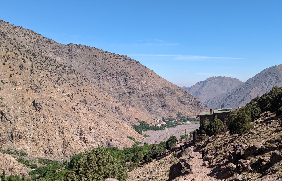 Control Policial marroquí en la subida al refugio del Toubkal