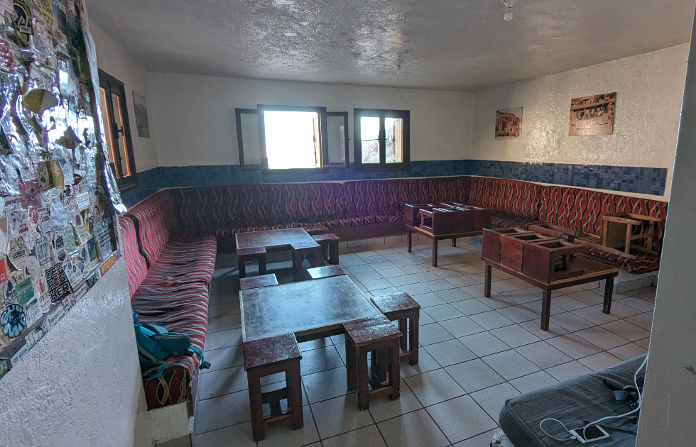 Interior y enchufe para cargar del refugio del Toubkal CAF