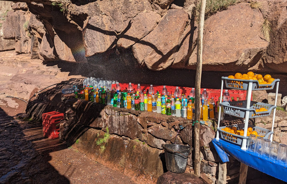 Bebida y agua en la subida al refugio del Toubkal